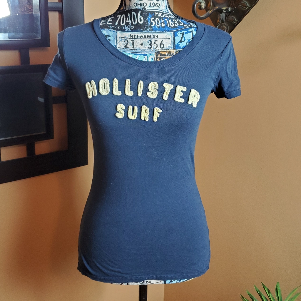 Hollister Surf Blue Fitted T-Shirt With Cream Raised Logo!